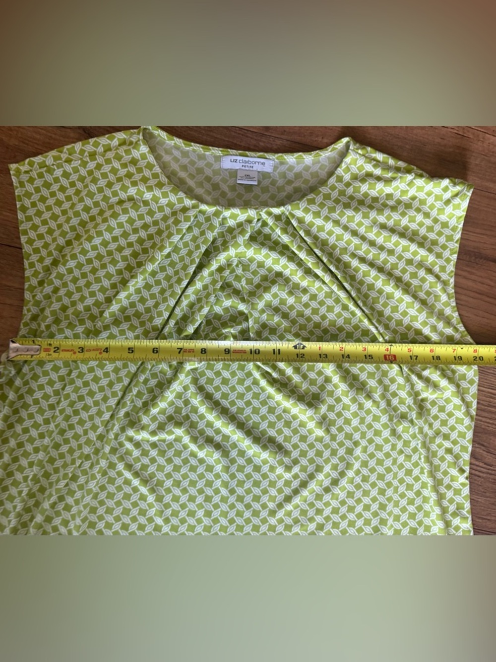 Liz Claiborne Petite XL Green Geometric Print Pleated Blouse Cap Sleeve - Picture 7 of 7
